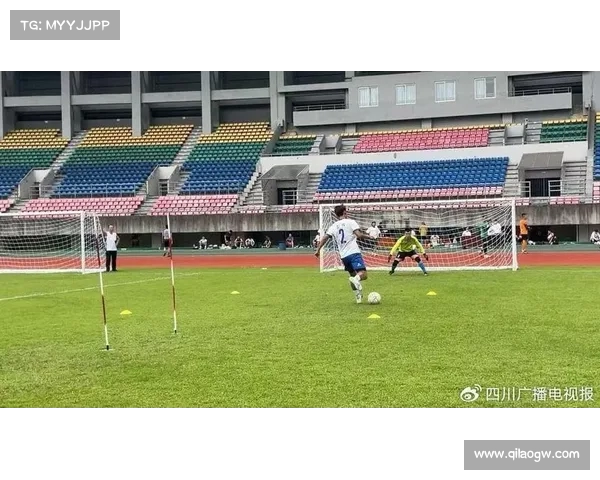 老帅余东风亮相遂宁队选拔现场助力四川足球发展推动川超影响力